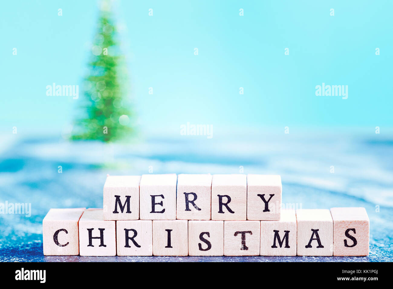 Buon Natale segno fatto di lettere in legno, colori retrò tonica, il fuoco selettivo. Foto Stock
