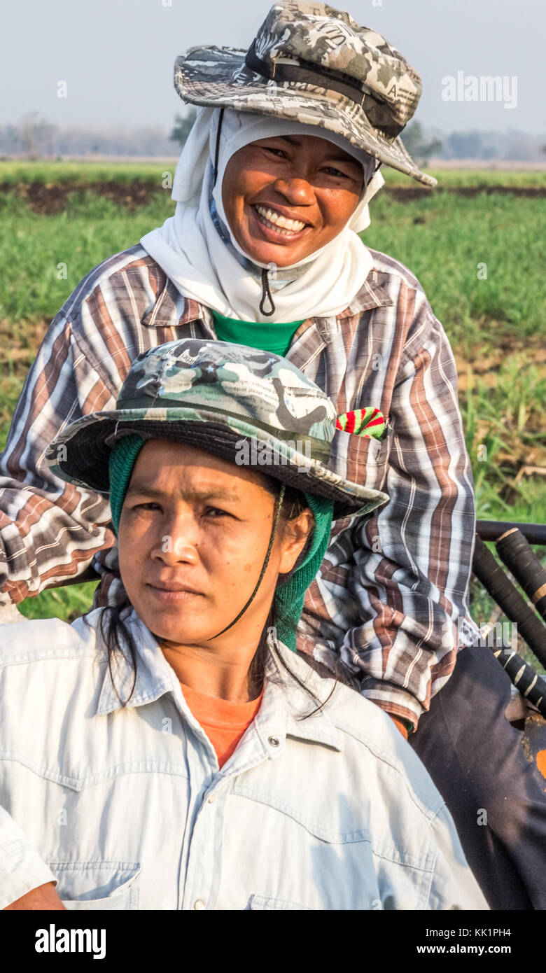 Ritratto di due donne lavoratori agricoli nella provincia di Phetchabun, Thailandia Foto Stock