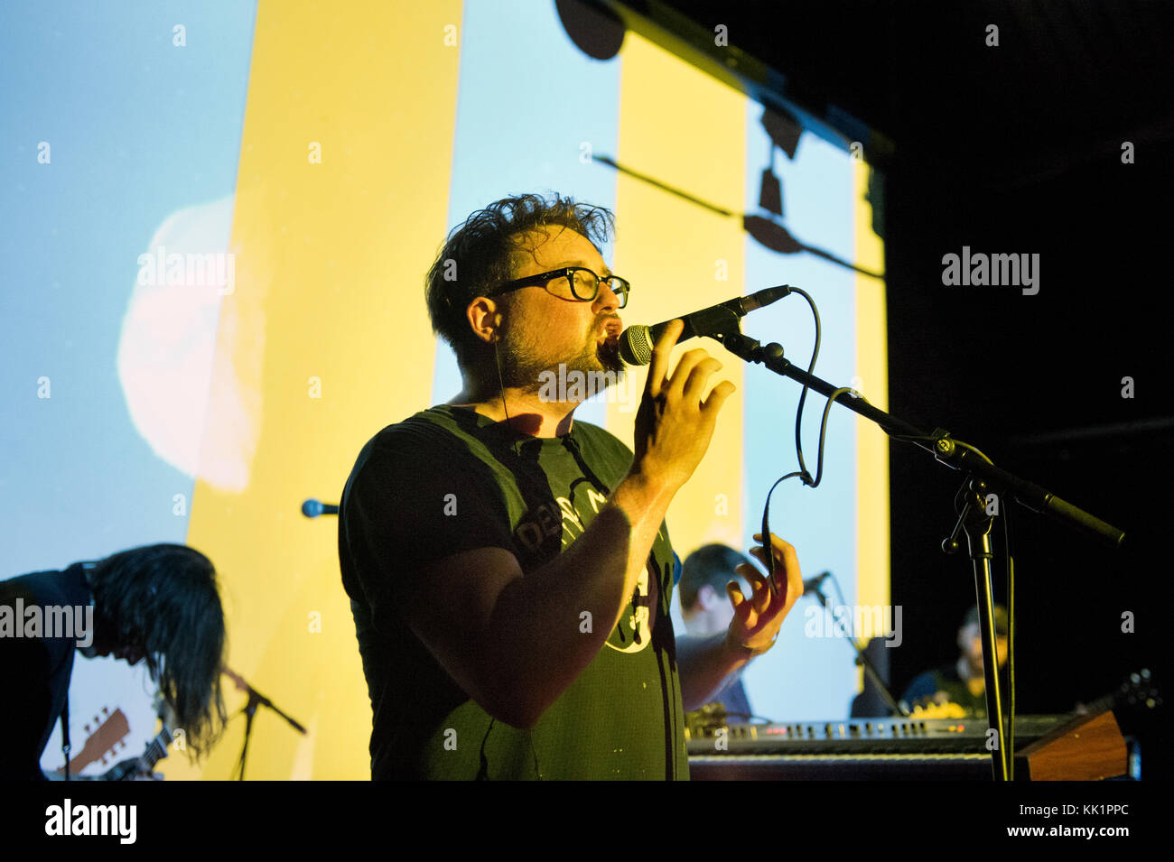 Leeds rock band Hookworms in concerto presso il Club dei mestieri, Hebden Bridge, West Yorkshire, Regno Unito, 2017. Lead singer MJ. Foto Stock