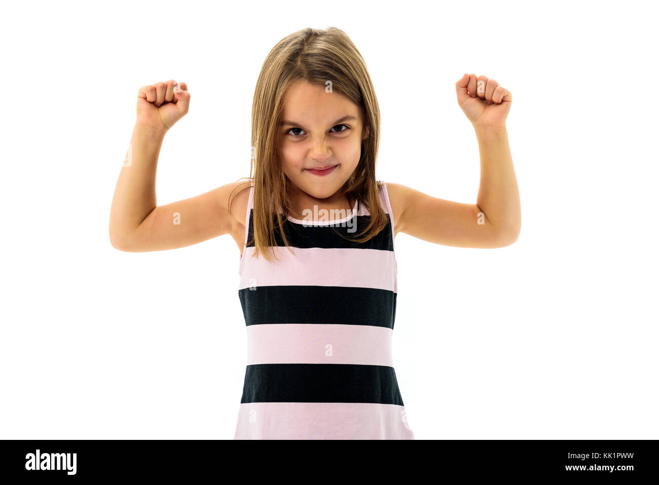 Ritratto di felice giovane ragazzina che mostra e la flessione dei muscoli. ritratto di active bambino ragazza flettendo le braccia - mostra il muscolo. concetto di in Foto Stock