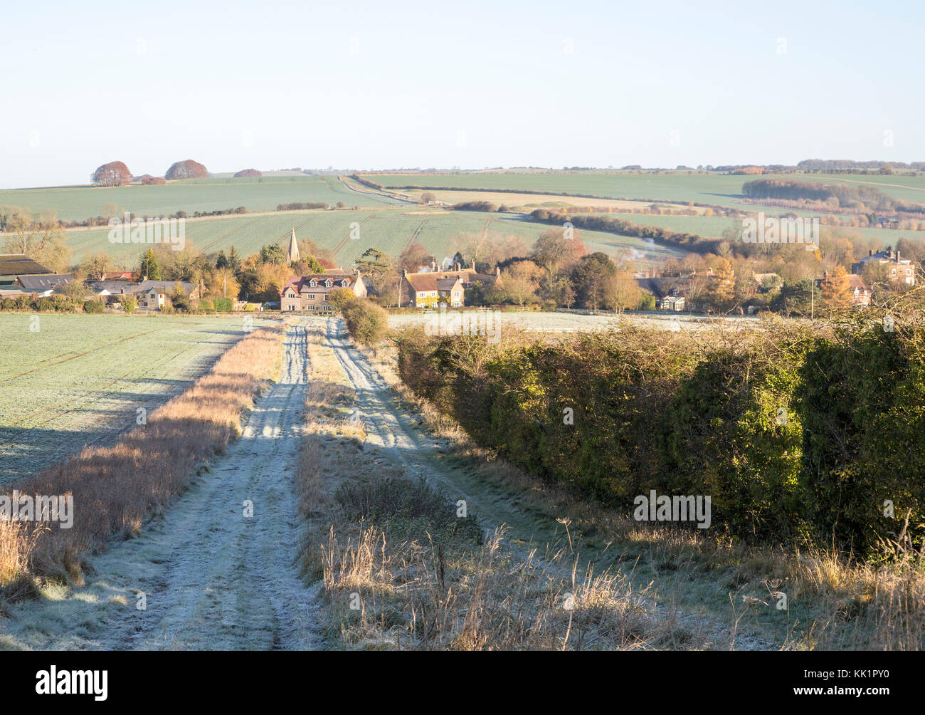 Chalk paesaggio del fiume Kennet valley, East Kennett village, Wiltshire, Inghilterra, Regno Unito Foto Stock