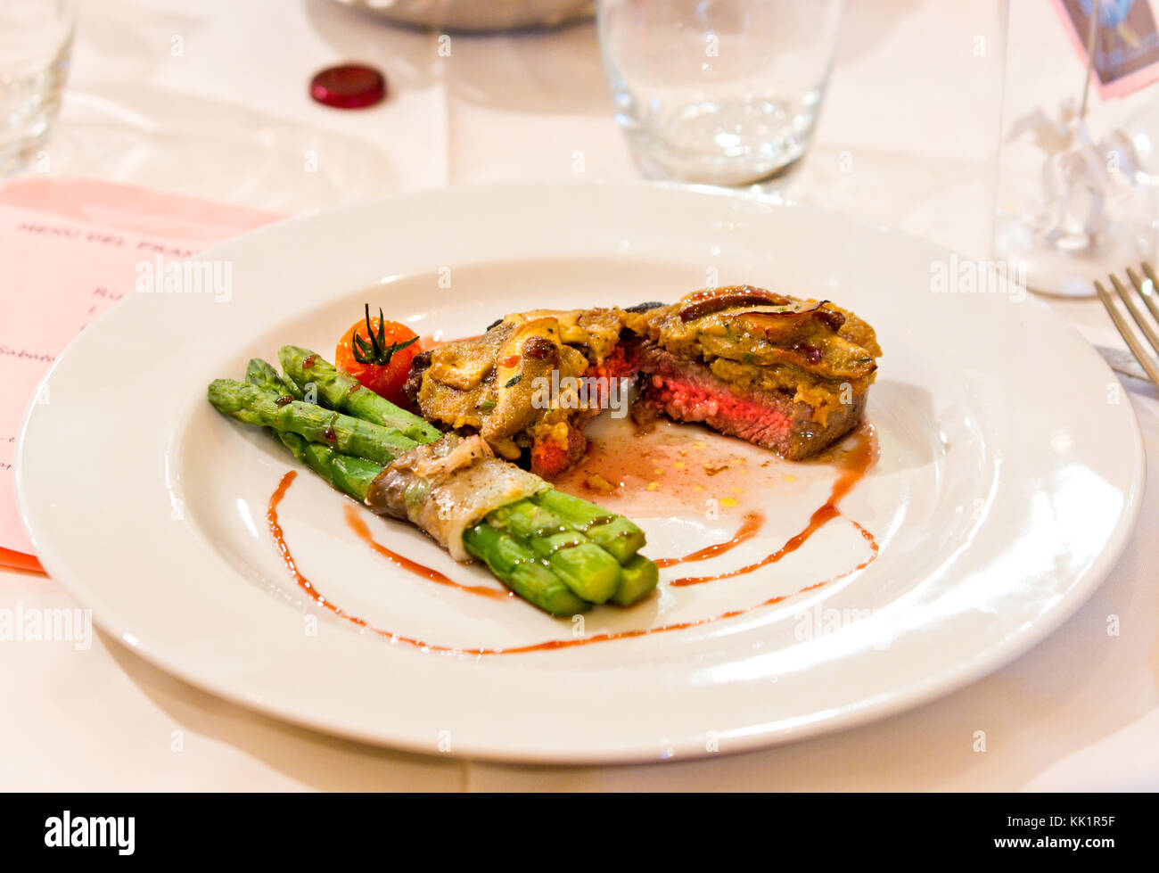 Filetto di manzo con stufati di funghi e asparagi con pancetta croccante Foto Stock