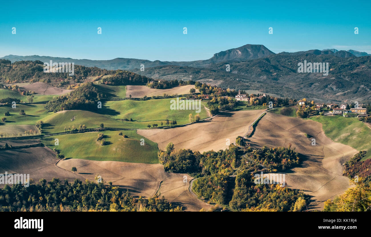 Terreni coltivati in Appennino settentrionale. provincia di Bologna, emilia romagna, italia. Foto Stock