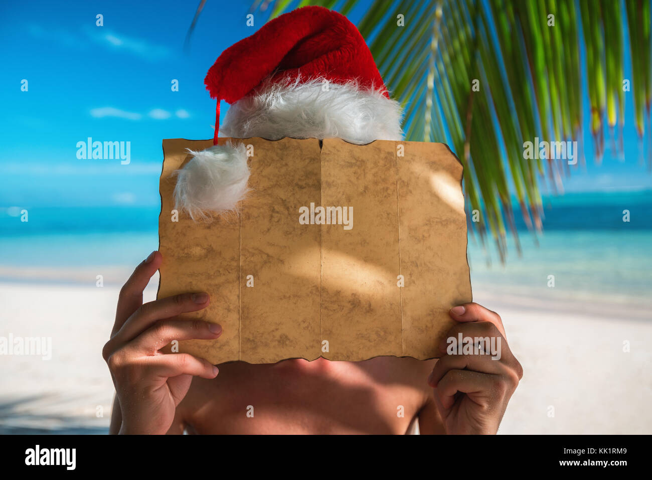 Uomo turistica con santa claus hat rilassante sull isola tropicale sulla spiaggia. Punta Cana Repubblica Dominicana. Foto Stock