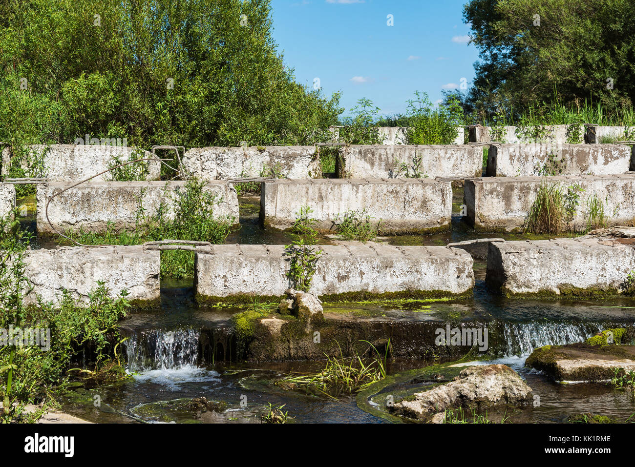 I blocchi di calcestruzzo giacente su un piccolo fiume - dam Foto Stock