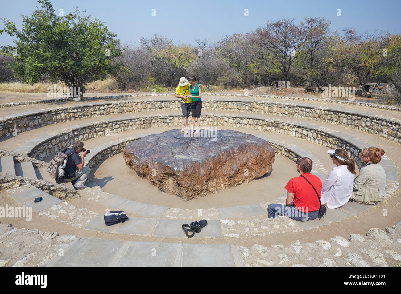 I turisti a Hoba meteorite vicino Grootfontein, Namibia, Africa Foto Stock