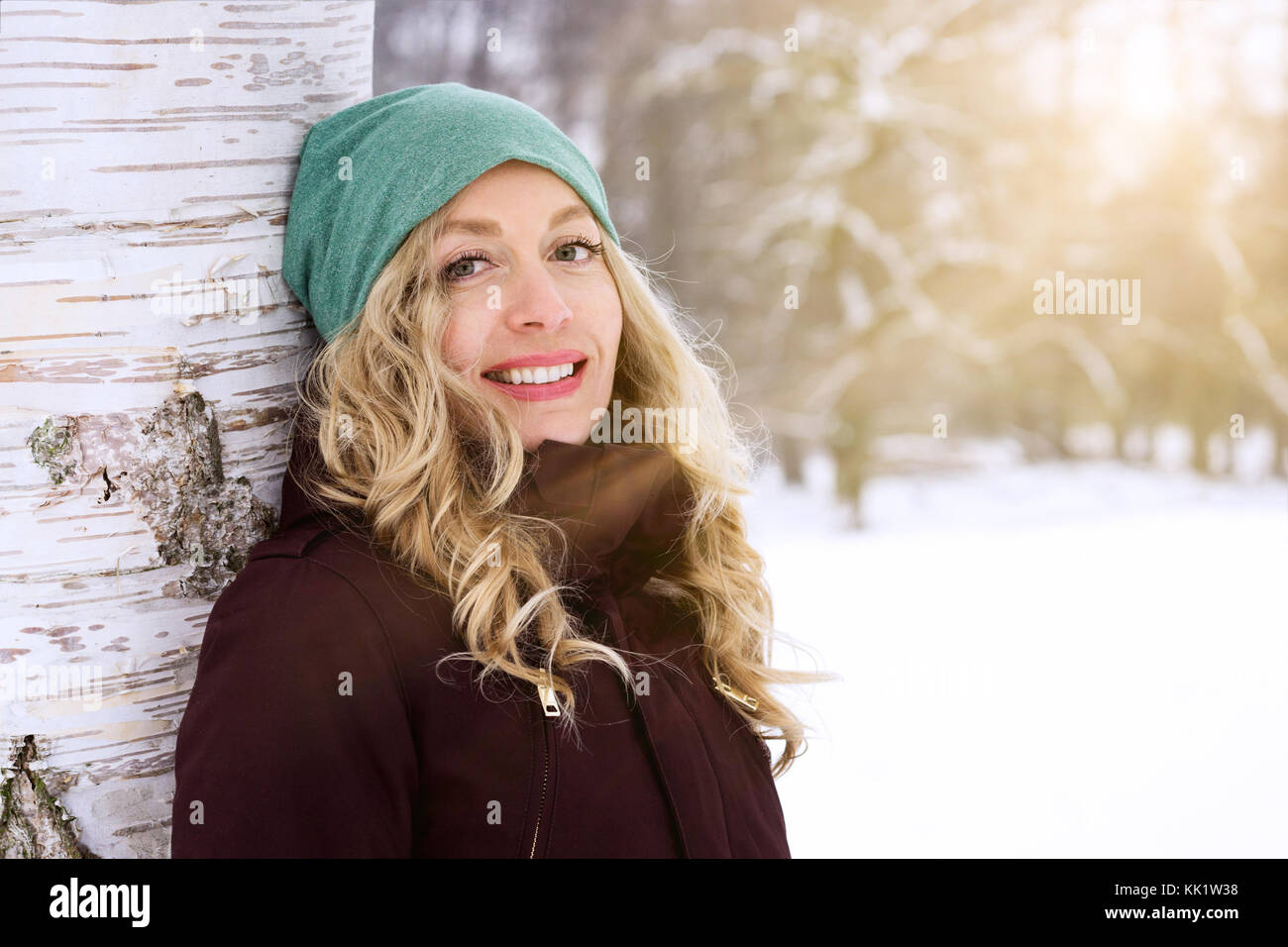 Donna felice godendo di giornata di sole in inverno Foto Stock