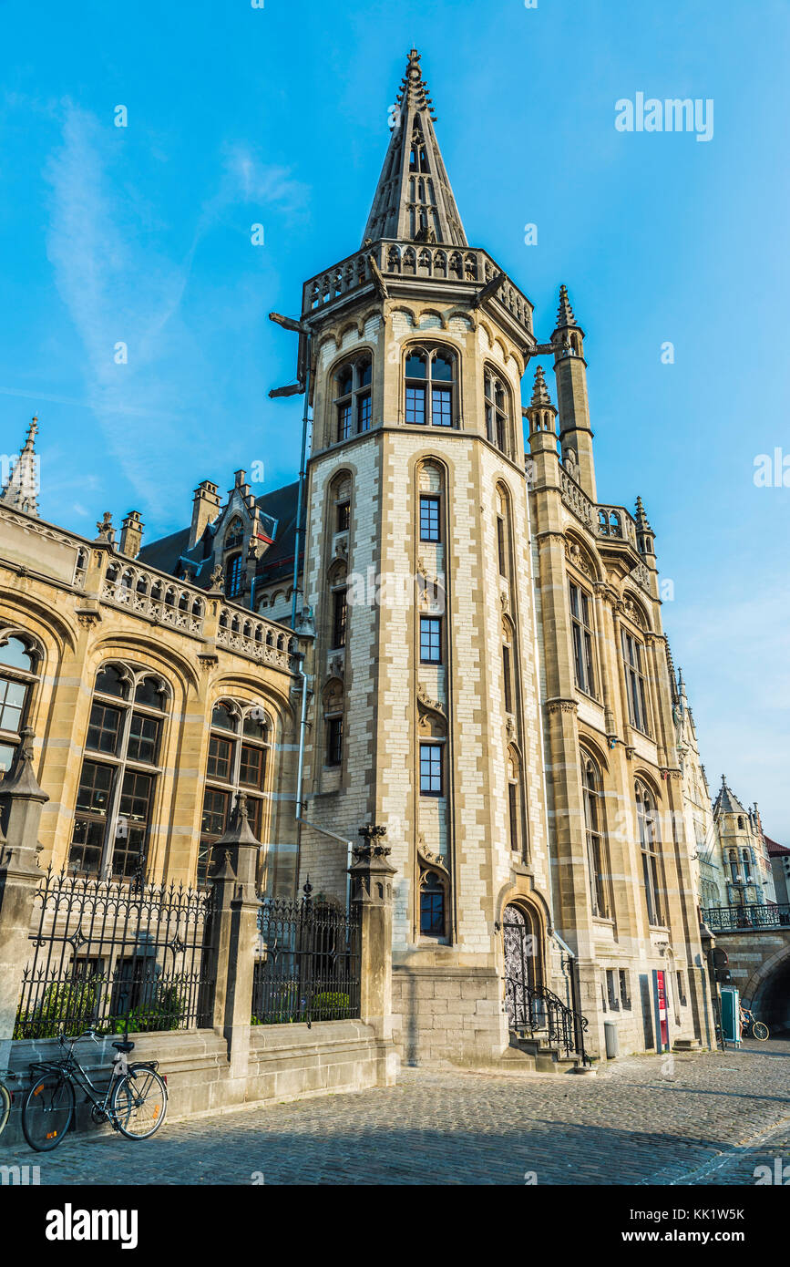 Facciata di un vecchio edificio storico nella città medievale di Gent, Belgio Foto Stock