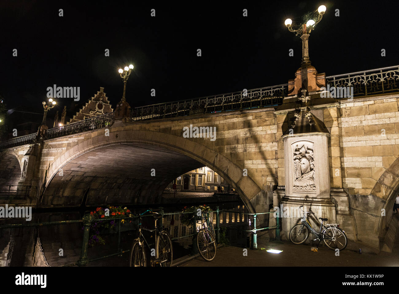 Ponte di San Michele di notte con le biciclette parcheggiate nella città medievale di Gent, Belgio Foto Stock