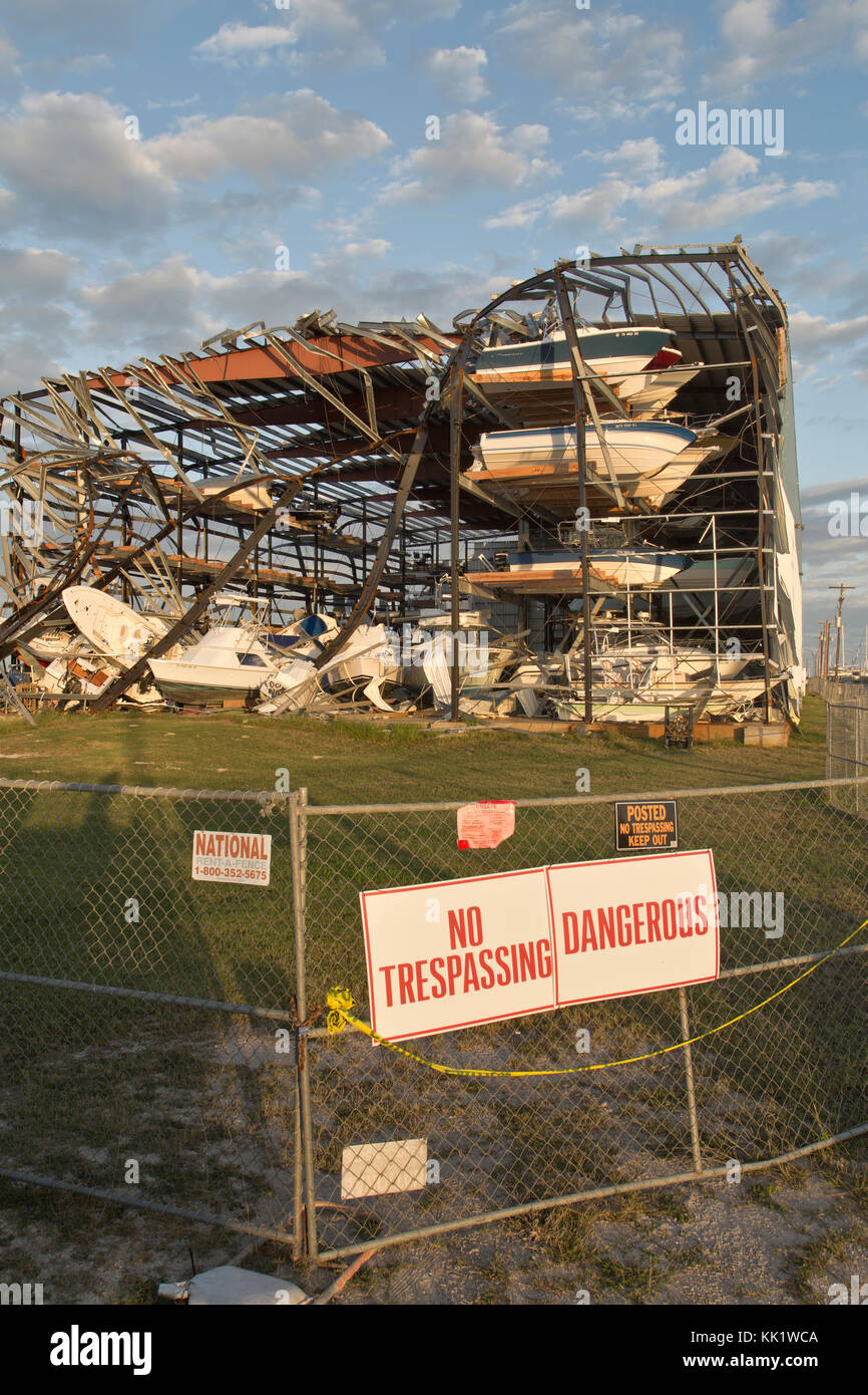 Uragano "Harvey" 2017 danni provocati dalla tempesta, Cove Harbour Marina & pila a secco, Rockport, TX Foto Stock