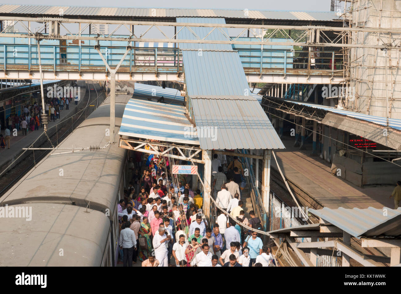 Treni pendolari a dadar stazione ferroviaria, Mumbai Foto Stock