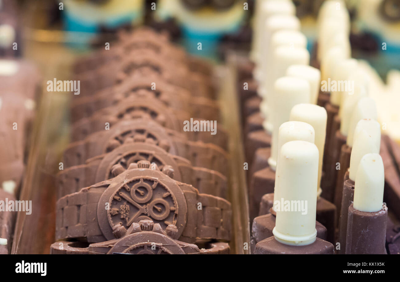 Bizzarre oggetti al cioccolato. Cioccolato formato in orologio da polso. Messa a fuoco selettiva Foto Stock