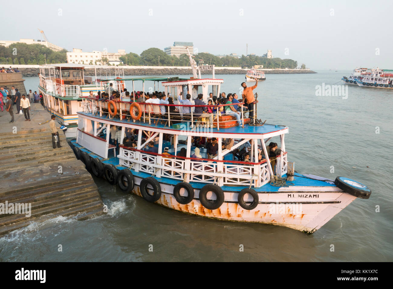 Viaggio in barca dal Gateway of India a Elephanta Caves, Mumbai Foto Stock