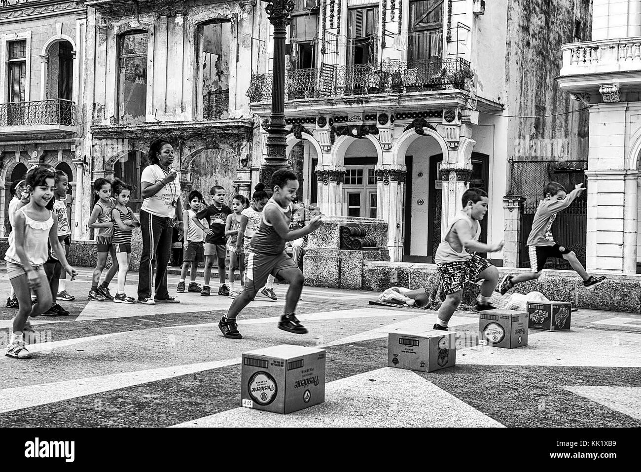 Una lezione di ginnastica all'aperto nel centro del paseo de marti (marti road), Havana, Cuba Foto Stock