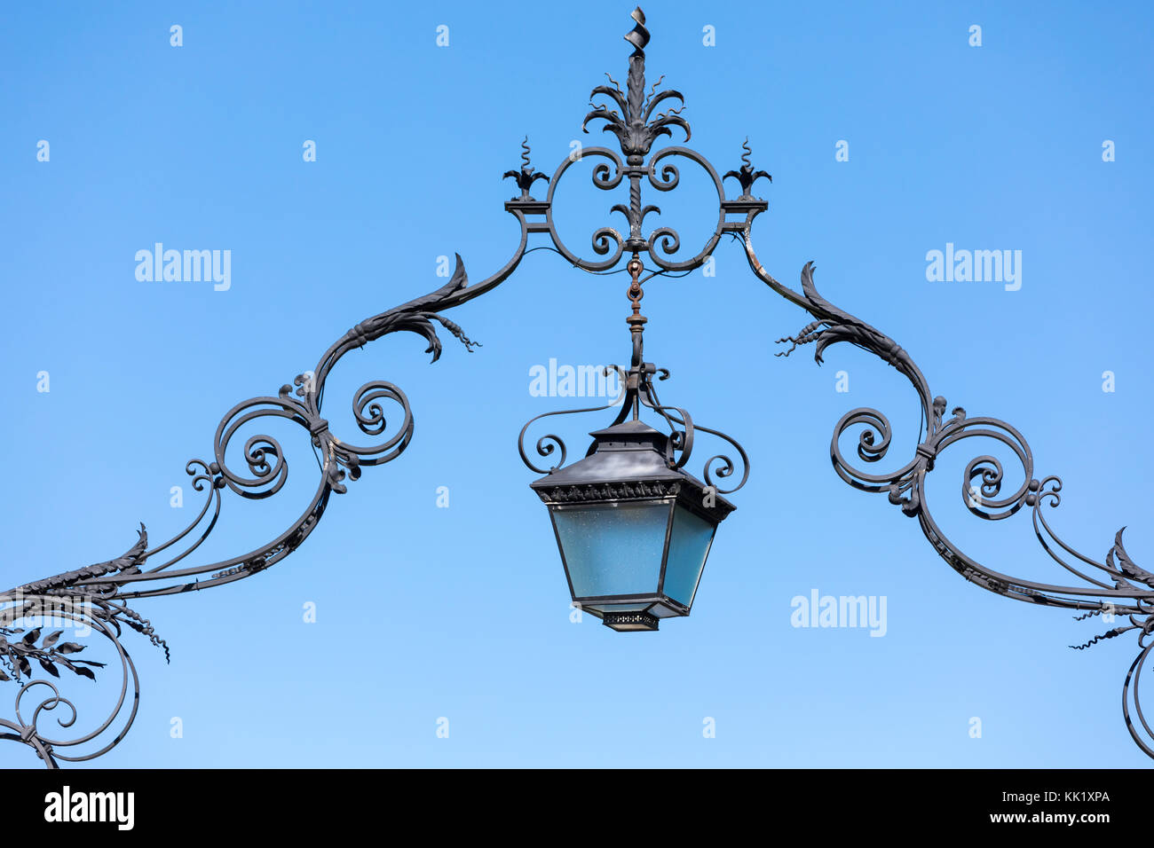 Un dettaglio di uno squisito laterna appesi da un elaborato cancello ad arco Foto Stock