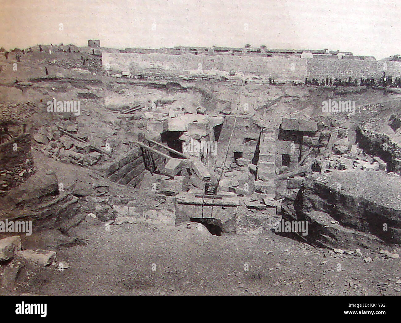 Egitto gli scavi archeologici nel 1902. Il Osireion (Osirion) e "Tomba' di Osiride a Abydos parte del complesso del funerale del Seti 1 scoperto dagli archeologi Flinders Petrie e Margaret Murray Foto Stock