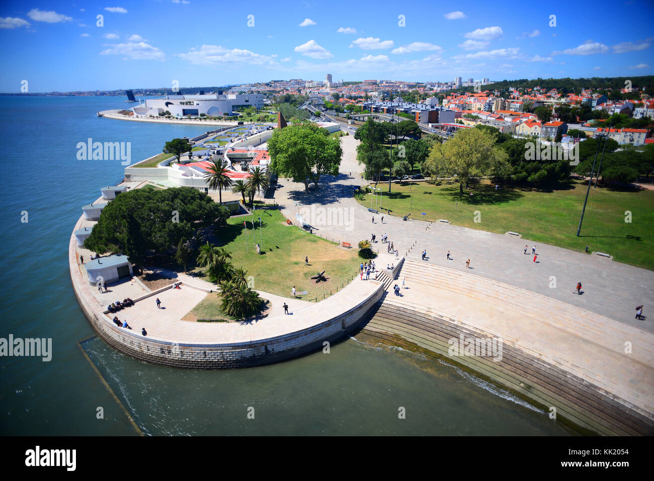 Viste dalla Torre di Belém o torre di San Vincenzo, una torre fortificata situata nella parrocchia civile di Santa Maria de Belém nel comune di Lisbona, Po Foto Stock