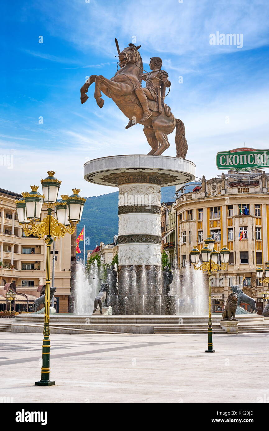 Warrior su una statua equestre e fontane, Macedonia Square, Skopje, Repubblica di Macedonia Foto Stock
