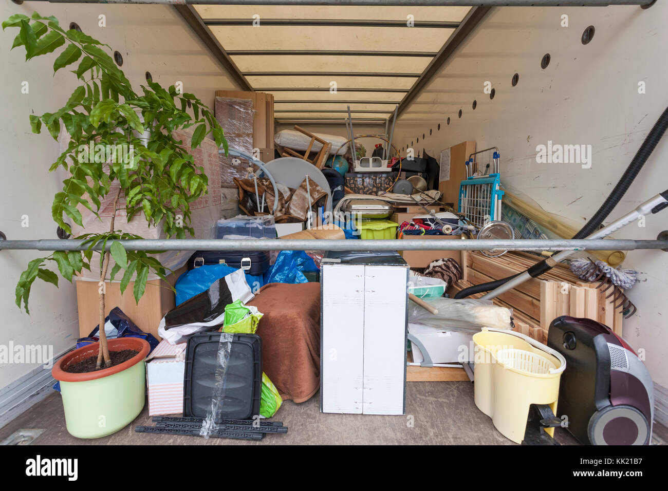 Pieno carico carrello mobile con diversi articoli per la casa Foto Stock