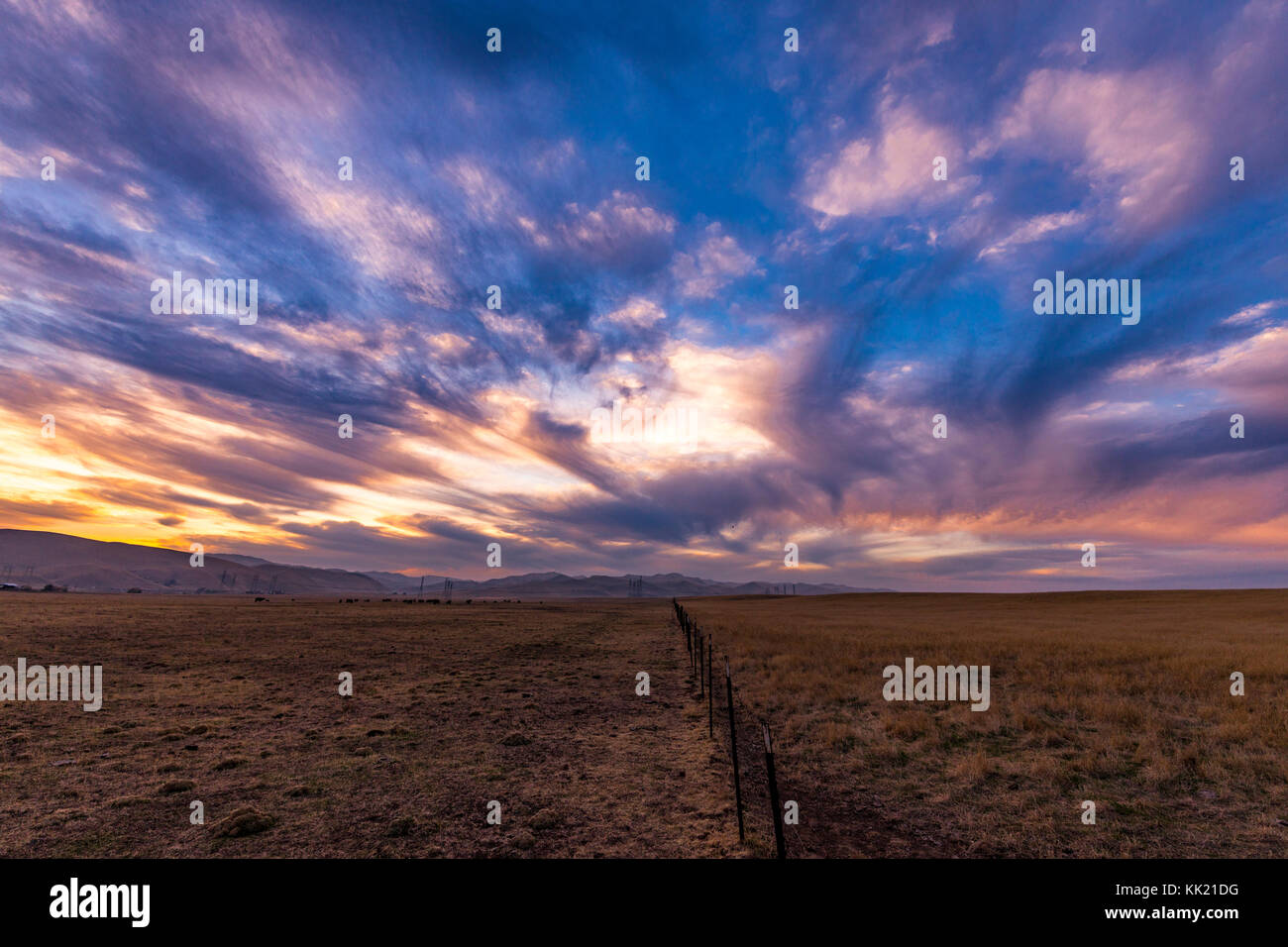 Il tramonto del Diablo gamma di montagne in california Central Valley vicino a gustine " vicino alla Interstate 5 alla fine di novembre 2017 Foto Stock