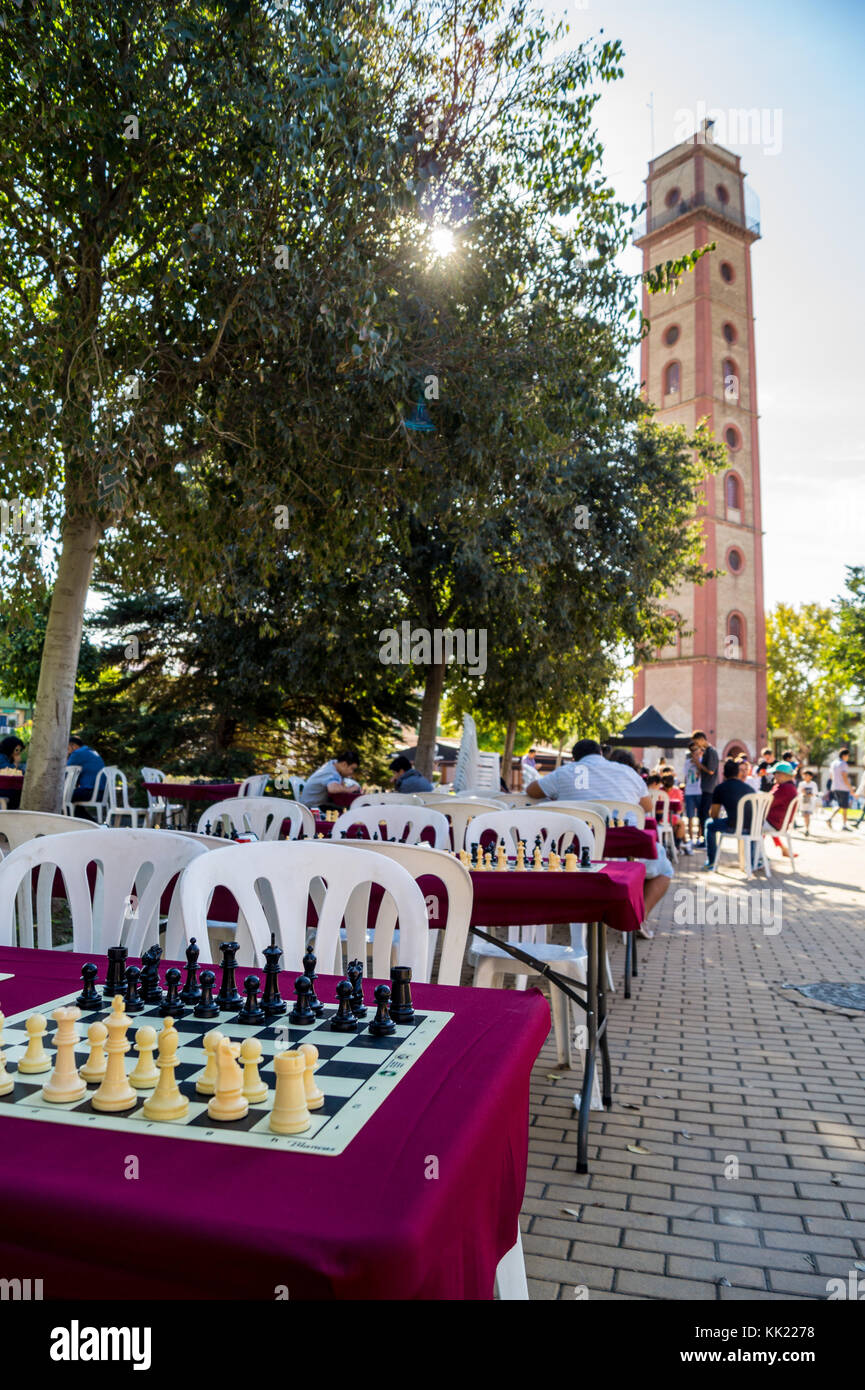 Speed chess knockout torneo, Torre de los Perdigones shot tower, ora sede di una camera obscura, 1885, Siviglia, in Andalusia, Spagna Foto Stock