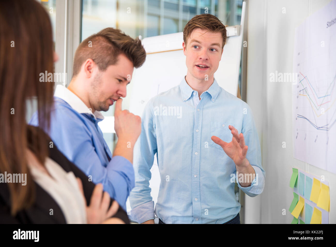 Imprenditore gesticolando durante la comunicazione con i colleghi Foto Stock