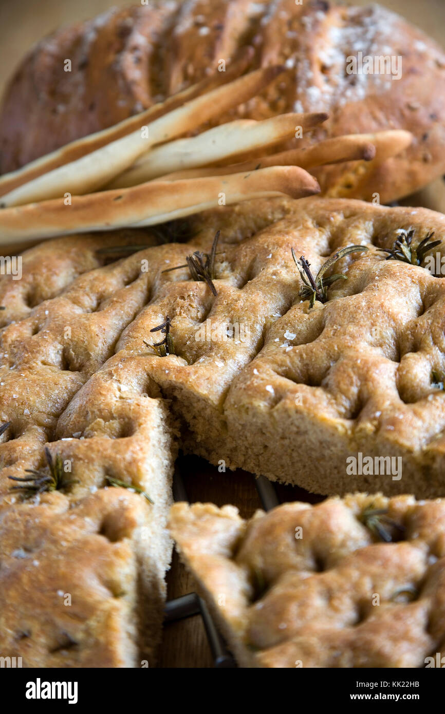 Selezione di fatto a mano pane italiano con rosmarino, olio di oliva e sale marino Foto Stock