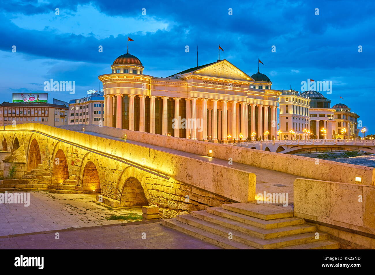 Il ponte di pietra e Museo Archeologico di Macedonia a sera, Skopje, Repubblica di Macedonia Foto Stock