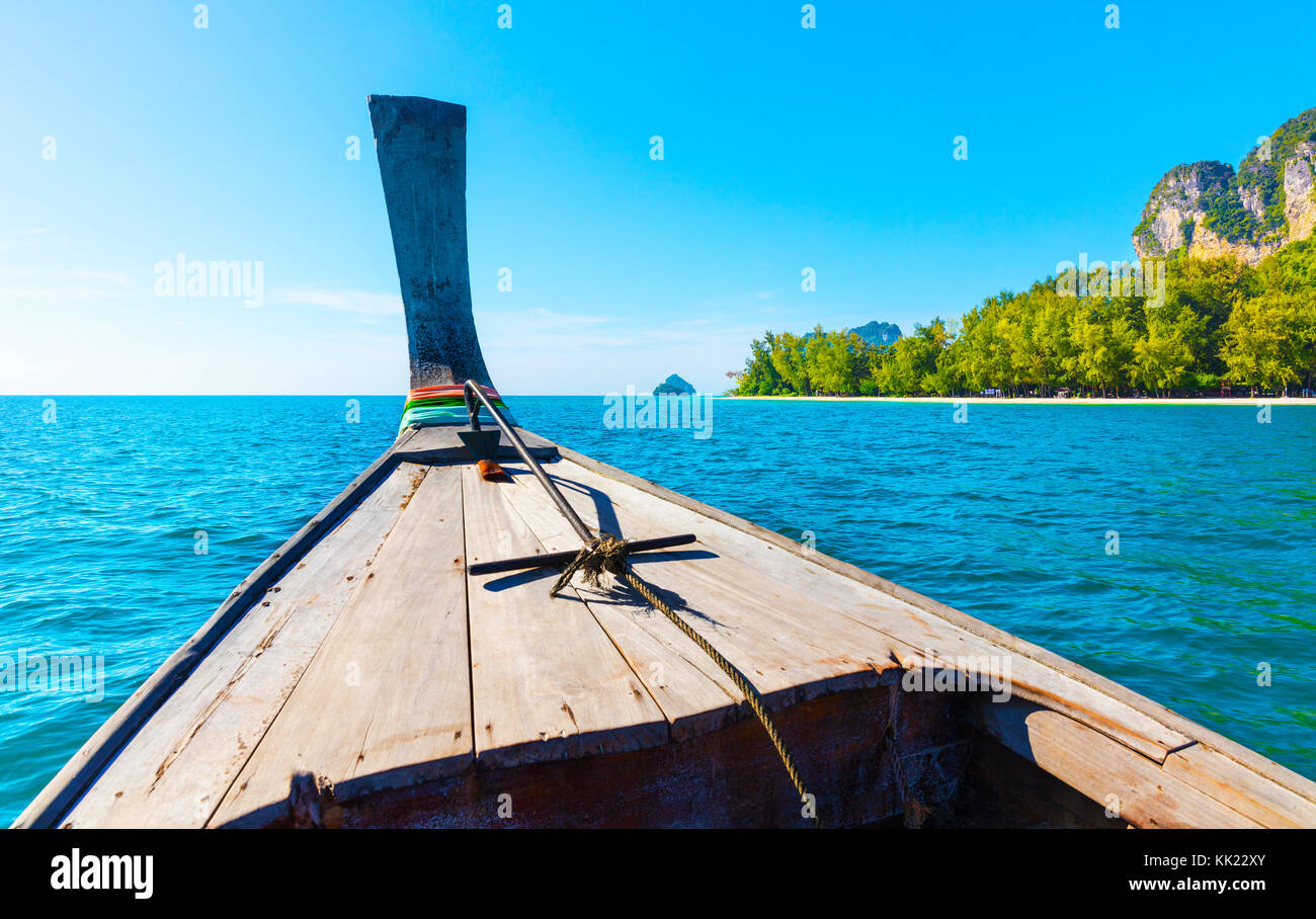 Longtail boat presso Aonang beach contro il cielo blu Foto Stock