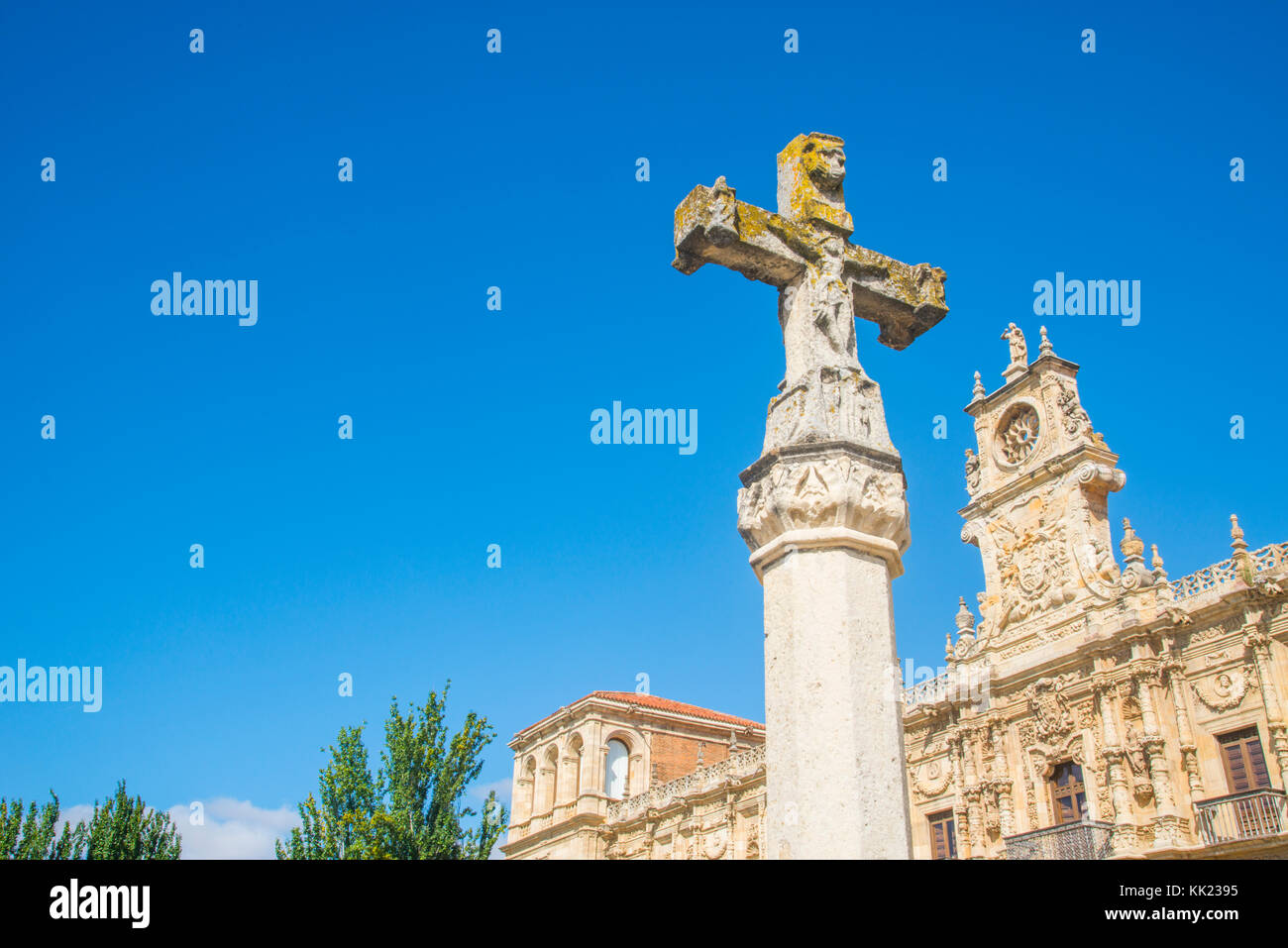 Croce di pietra e la facciata di San Marcos ospedale. Leon, Spagna. Foto Stock