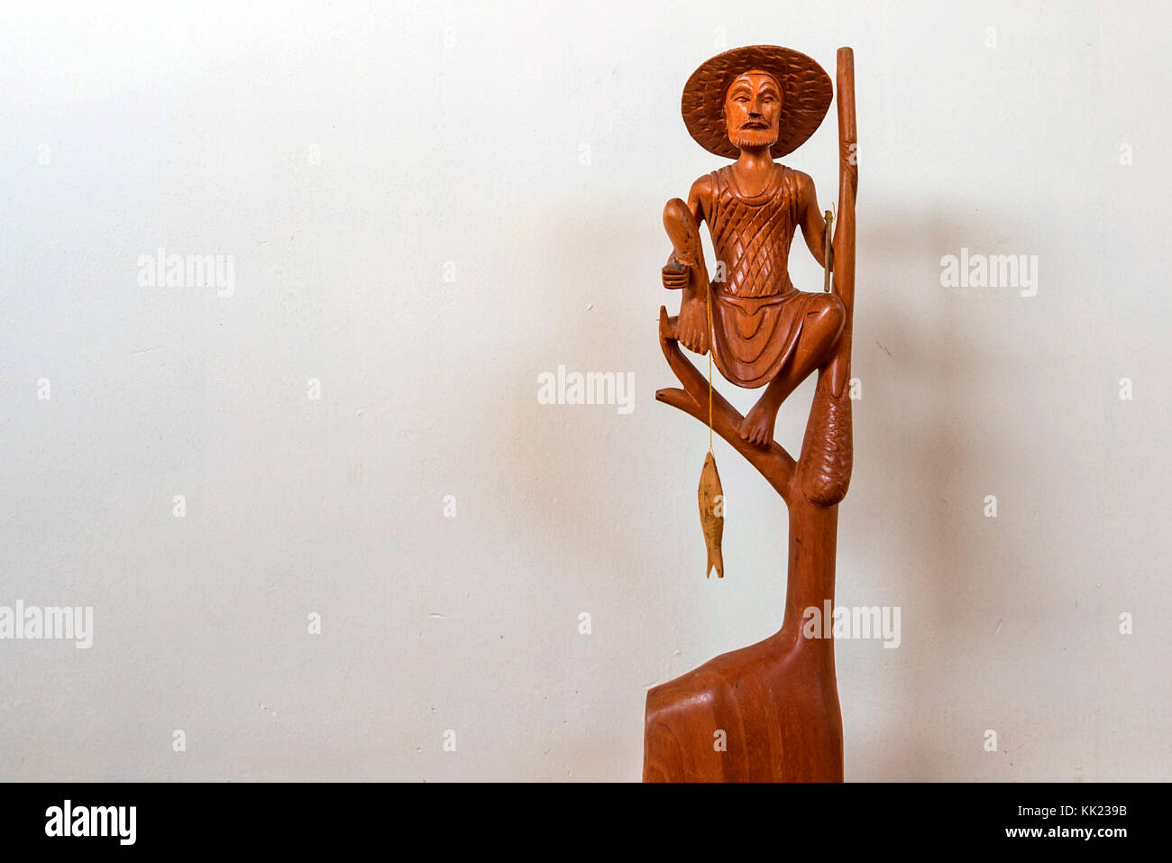 Statuetta di legno del pescatore decorazione interna Foto Stock