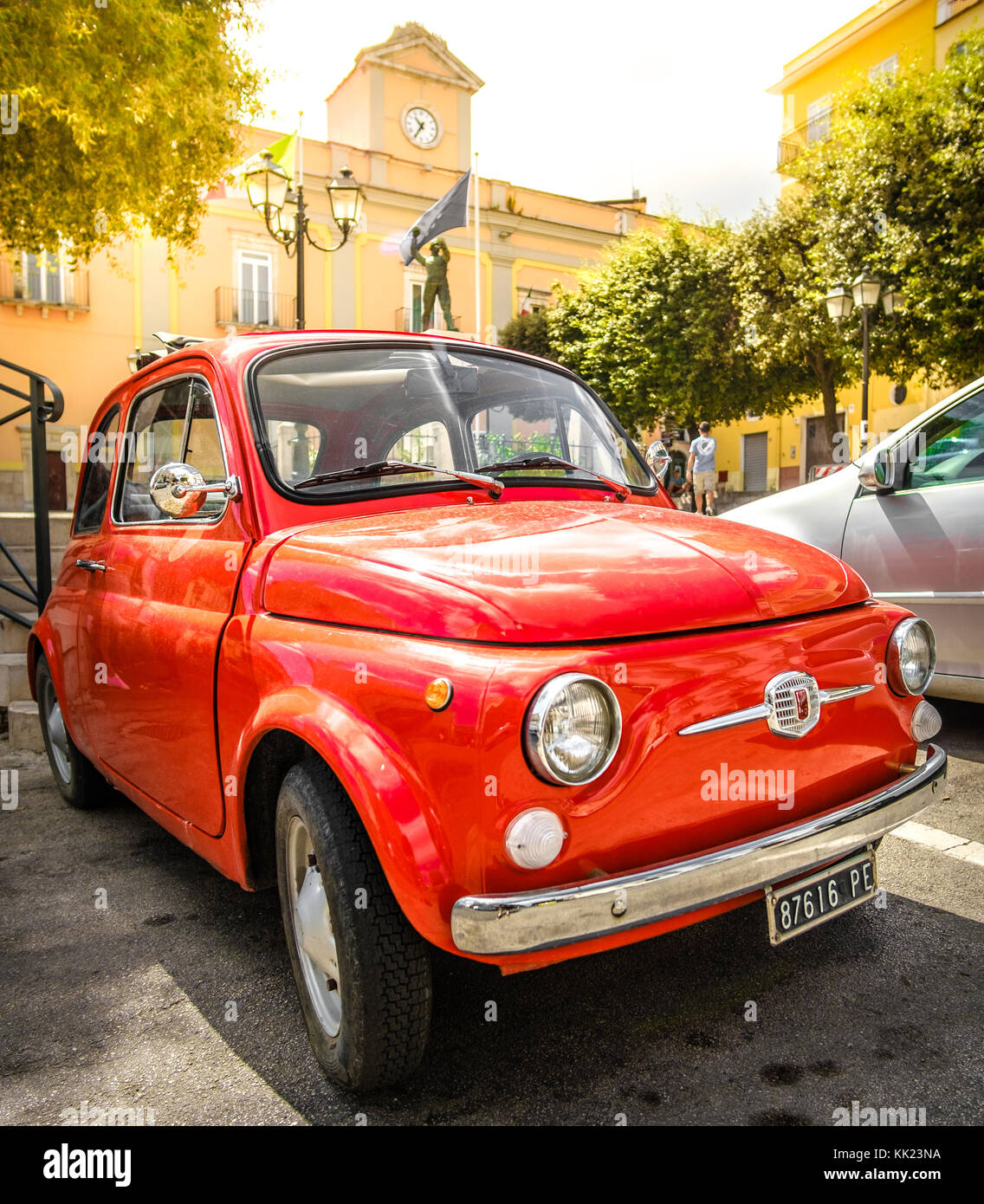Vintage rosso fiat 500 auto parcheggiate nella piazza principale di peschici in Puglia, 14 lug 2017 - Italia Foto Stock