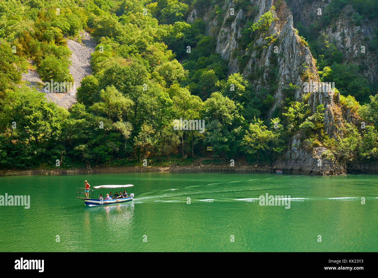 Motorino velocità barca sul lago, Matka Canyon, Macedonia Foto Stock