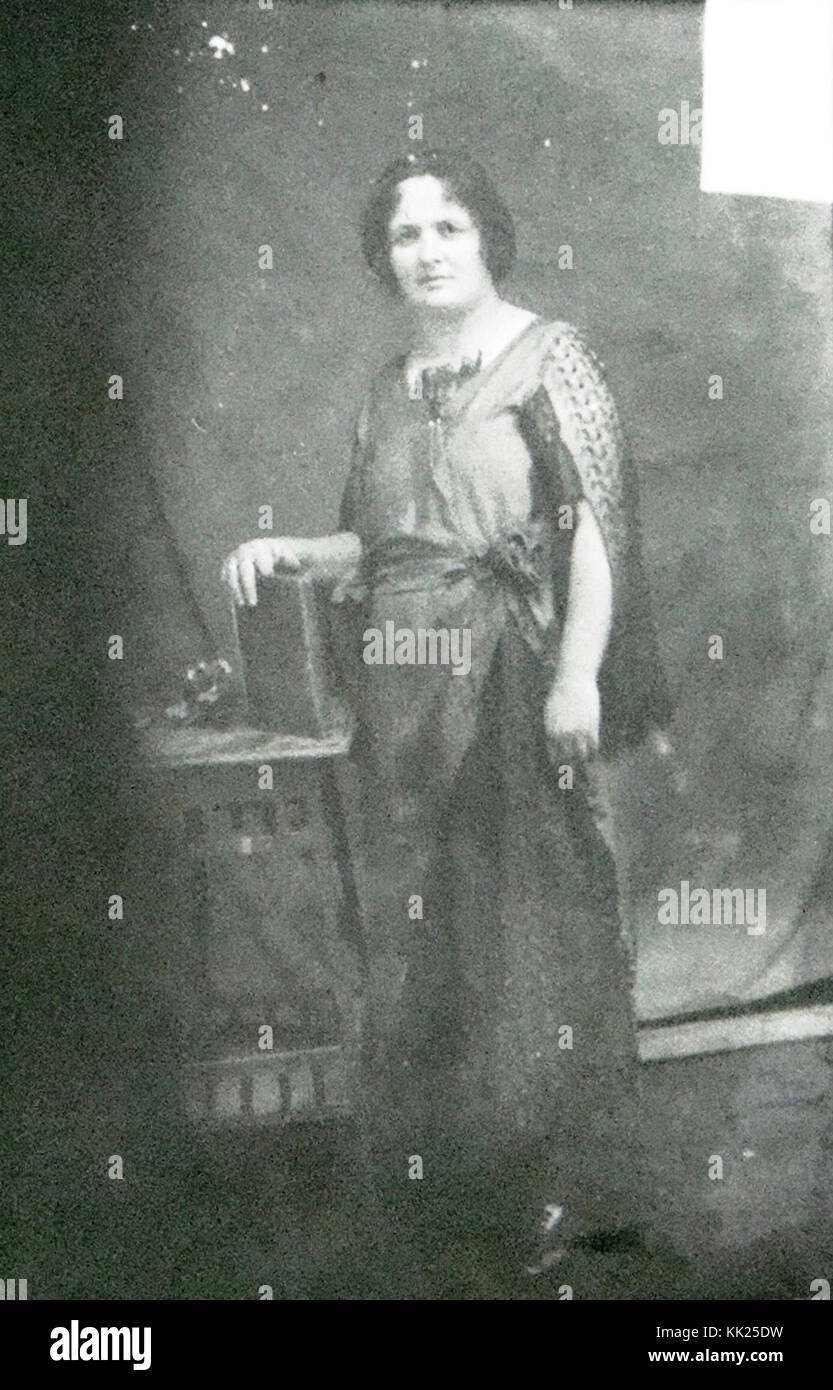 Questa fotografia, intitolata "Zena vo crnogorska nosija", mostra una donna che indossa abiti tradizionali montenegrini. L'abbigliamento rappresenta il patrimonio culturale del Montenegro, mostrando il suo distintivo abito popolare e l'identità regionale. Foto Stock