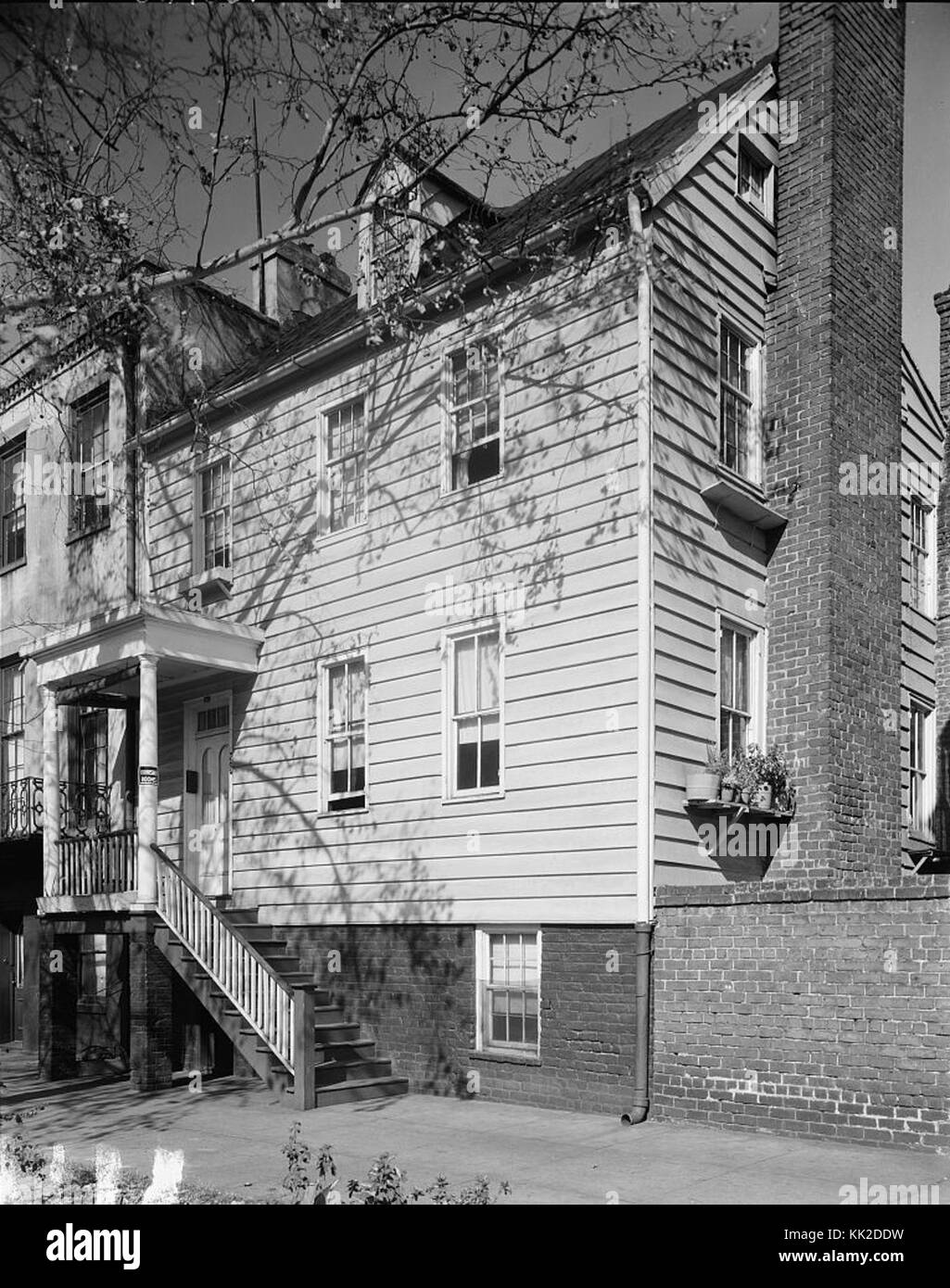 322 West Liberty Street a Savannah, Georgia, è un luogo storico che mostra la tipica architettura americana del XIX secolo nell'area della contea di Chatham. Foto Stock