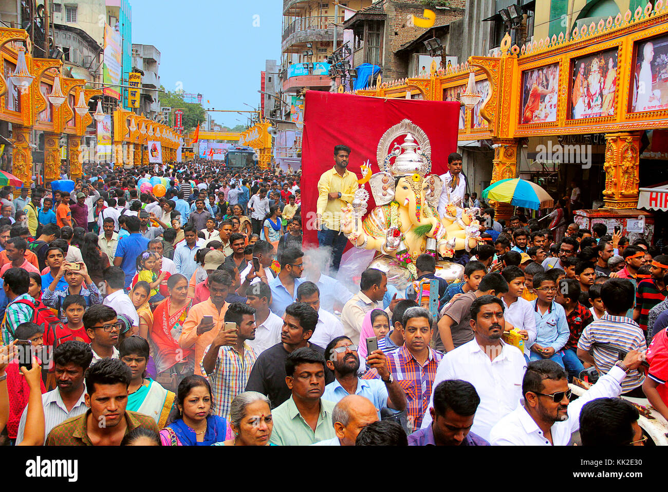 Processione Ganpati con Ganapti Idol e una grande folla, durante il festival Ganapati, Pune Foto Stock