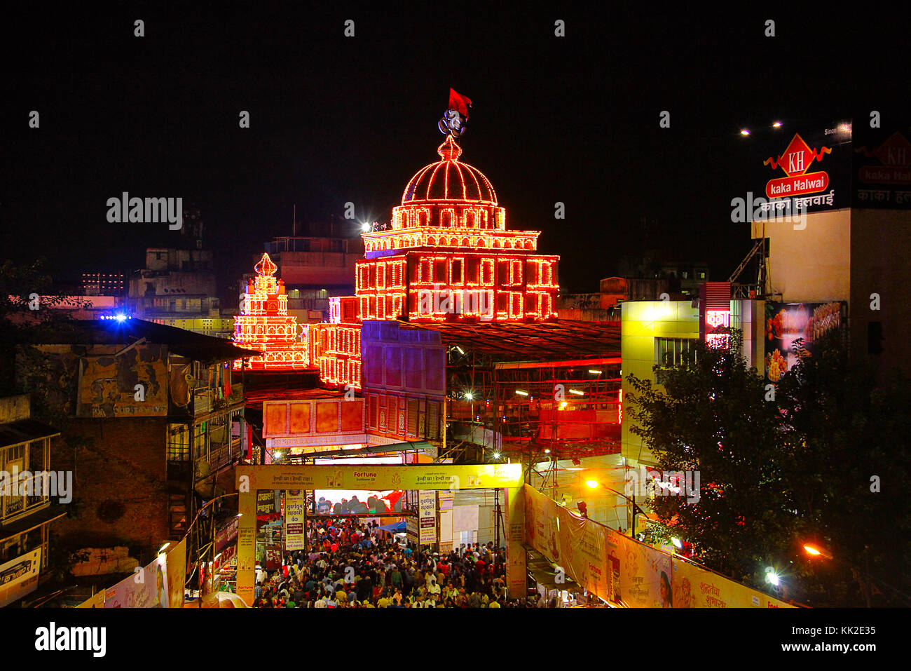 Vista aerea del pandalo decorato Dagadu Seth Ganapati, replica del tempio Brahmanaspati, Pune Foto Stock