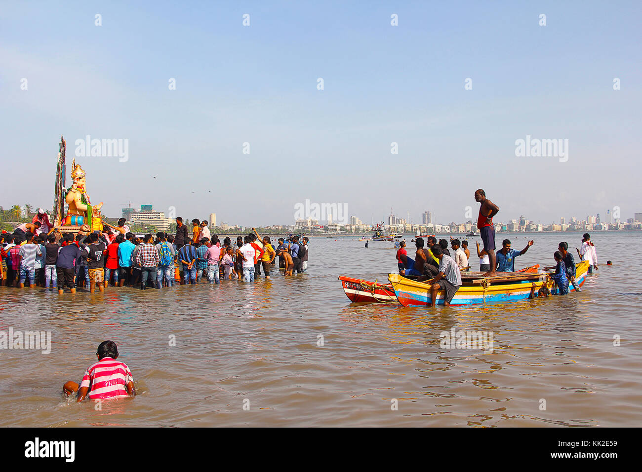 Enorme idolo Ganapati per immergersi nel mare a bordo di barche di legno, Chowpatty, Mumbai Foto Stock