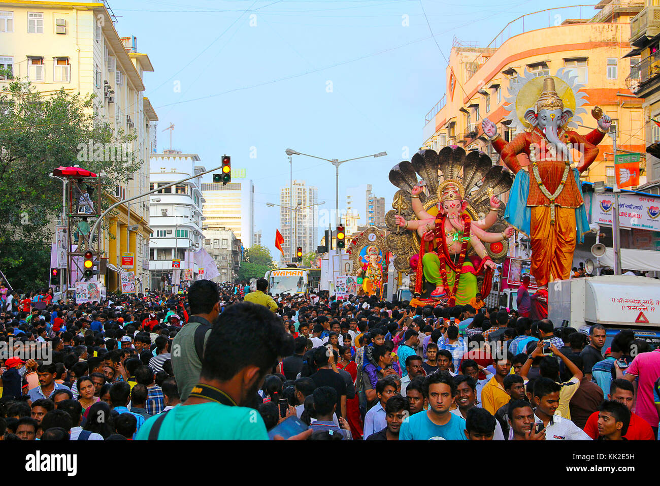 Processione Ganapati con enormi idoli Ganapati, trasportata su camion con devoti, Mumbai Foto Stock