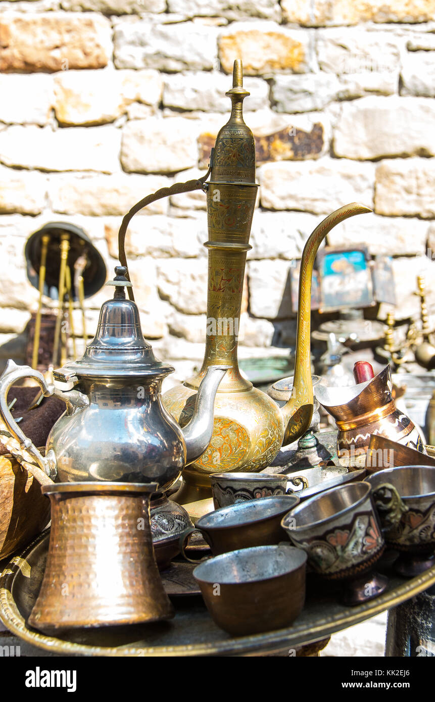 Set tradizionali fatti a mano. Teiera e tazze per caffè e tè. Foto Stock