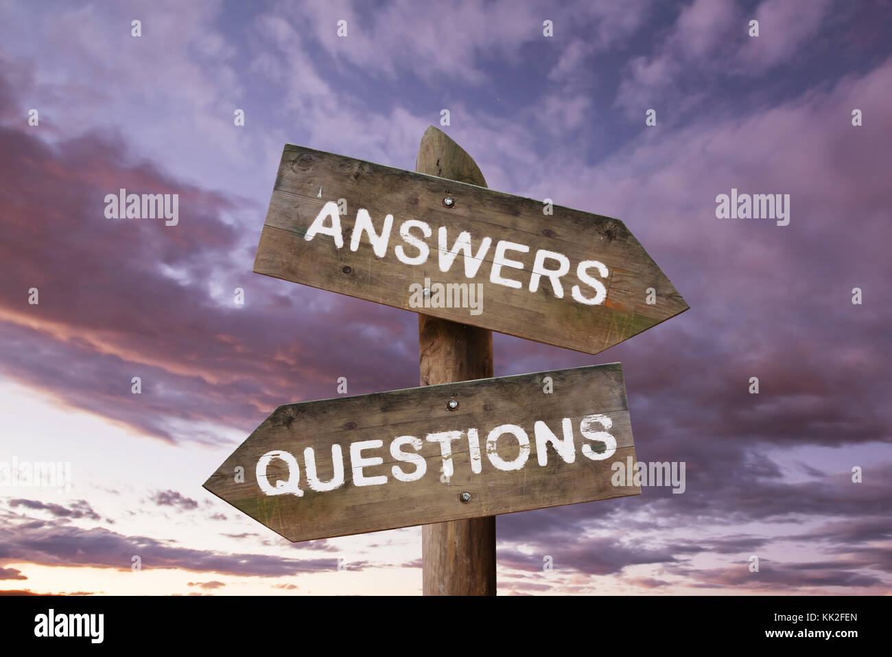 Cartello stradale con le domande e le risposte. business research concept. Foto Stock