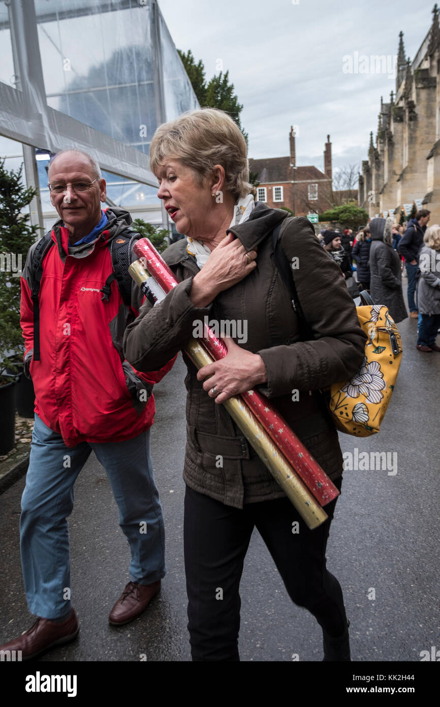 Winchester, Regno Unito. 27 Novembre, 2017. Un sacco di persone shopping a Winchester Mercatino di Natale con una grande atmosfera e di canti natalizi giocando thtrough Cathedrel i motivi. Credito: Paul Chambers/Alamy Live News Foto Stock