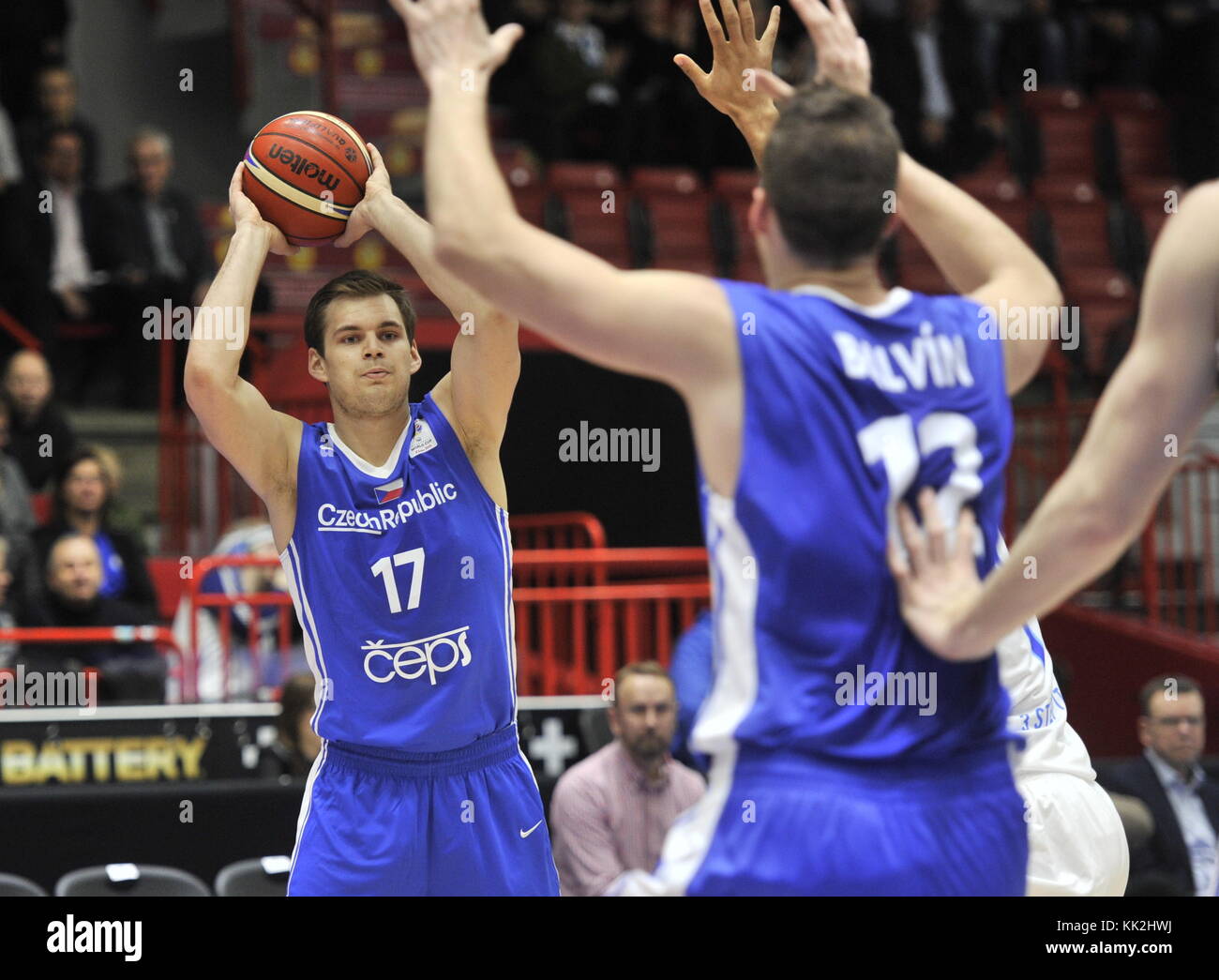 Lewky, Finlandia. 27 novembre 2017. L-R JAROMIR BOHACIK e ONDREJ BALVIN (entrambi CZE) in azione durante la partita di qualificazione Finlandia contro Repubblica Ceca per la Coppa del mondo di pallacanestro FIBA 2019, a Helsinki, Finlandia, il 27 novembre 2017. Crediti: David Svab/CTK Photo/Alamy Live News Foto Stock