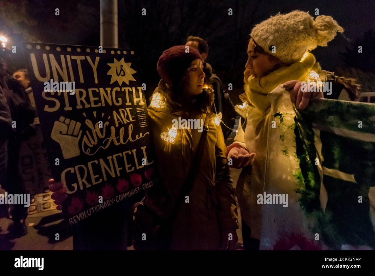 27 novembre 2017 - Londra, Regno Unito. 27 novembre 2017. Un consigliere parla agli attivisti e ai sostenitori del gruppo comunista rivoluzionario che protestano per le strade di North Kensington. Hanno marciato verso gli indirizzi di diversi consiglieri locali per chiedere perché i residenti di Grenfell non siano stati ricoverati più di cinque mesi e mezzo dopo l'incendio, perché non siano state mosse accuse penali contro i consiglieri responsabili dell'inadeguata sicurezza antincendio, dei materiali pericolosi e delle modifiche che hanno reso Grenfell un disastro in attesa di accadere, e quali sono i piani del consiglio per la residenza Foto Stock