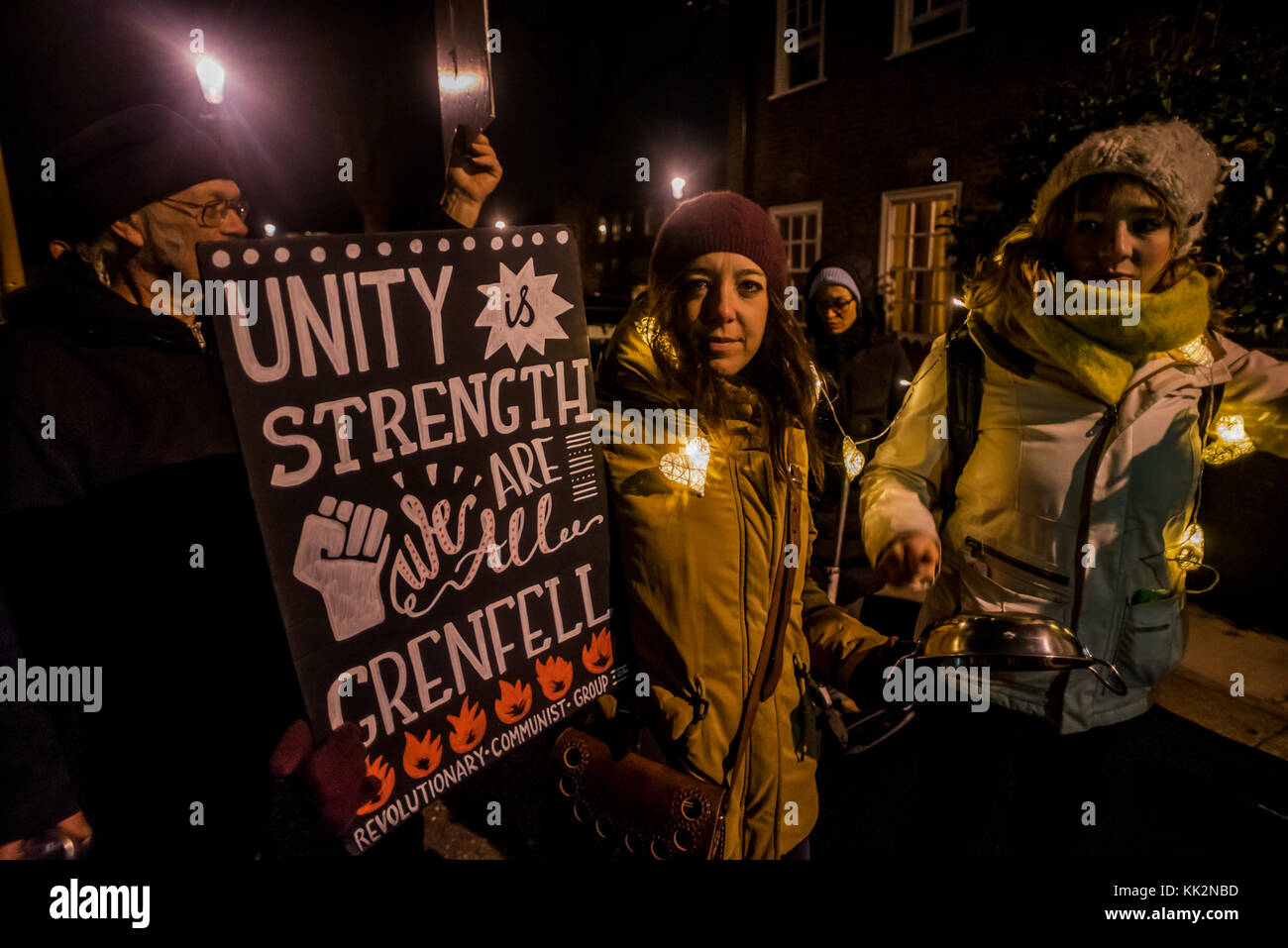 27 novembre 2017 - Londra, Regno Unito. 27 novembre 2017. Un consigliere parla agli attivisti e ai sostenitori del gruppo comunista rivoluzionario che protestano per le strade di North Kensington. Hanno marciato verso gli indirizzi di diversi consiglieri locali per chiedere perché i residenti di Grenfell non siano stati ricoverati più di cinque mesi e mezzo dopo l'incendio, perché non siano state mosse accuse penali contro i consiglieri responsabili dell'inadeguata sicurezza antincendio, dei materiali pericolosi e delle modifiche che hanno reso Grenfell un disastro in attesa di accadere, e quali sono i piani del consiglio per la residenza Foto Stock