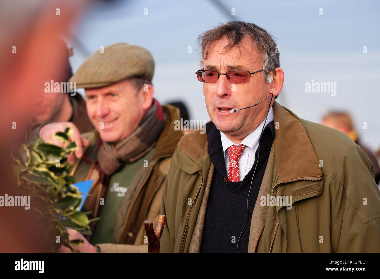 Burford house, Tenbury Wells, worcestershire - martedì 28 novembre 2017 - Il primo Natale agrifoglio e vischio asta della stagione. vischio aste sono state organizzate a Tenbury Wells per oltre 160 anni. banditore campione del nick in azione la vendita di holly ghirlande. foto steven maggio / alamy live news Foto Stock