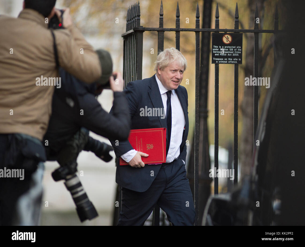 A Downing Street, Londra, Regno Unito. Il 28 novembre 2017. Ministro del governo Boris Johnson, Segretario di Stato per gli Affari Esteri e del Commonwealth, Segretario agli Affari Esteri, arriva a Downing Street settimanale per la riunione di gabinetto. Credito: Malcolm Park/Alamy Live News. Foto Stock