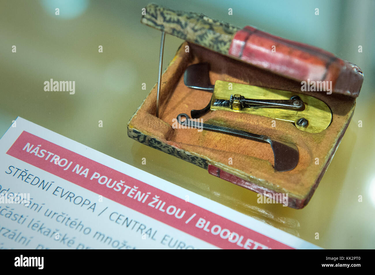 Jablonec nad Nisou, Repubblica Ceca. 28 novembre 2017. Il Museo del vetro e della Gioielleria sta preparando l'altra parte della mostra di oggetti, gioielli e vetri che riflettono i conflitti militari, a Jablonec nad Nisou, Repubblica Ceca. Sulla foto è visibile la parte della mostra - un set di salasso, il 28 novembre 2017. Crediti: Radek Petrasek/CTK Photo/Alamy Live News Foto Stock