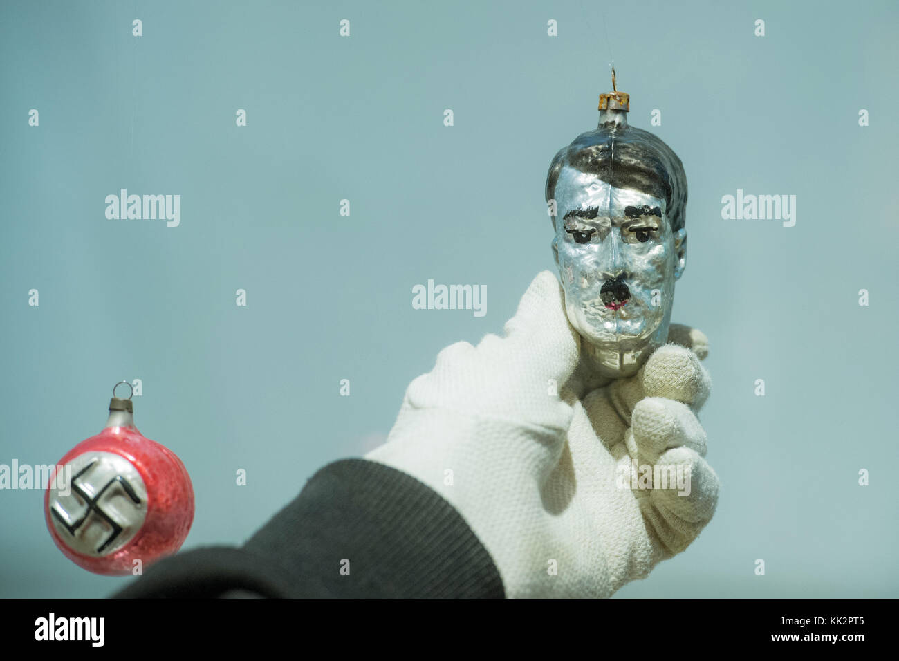 Jablonec nad Nisou, Repubblica Ceca. 28 novembre 2017. Il Museo del vetro e della Gioielleria sta preparando l'altra parte della mostra di oggetti, gioielli e vetri che riflettono i conflitti militari, a Jablonec nad Nisou, Repubblica Ceca. Sulla foto è visibile la parte della mostra - decorazioni natalizie del 1940: Swastika e Adolf Hitler testa, il 28 novembre 2017. Crediti: Radek Petrasek/CTK Photo/Alamy Live News Foto Stock