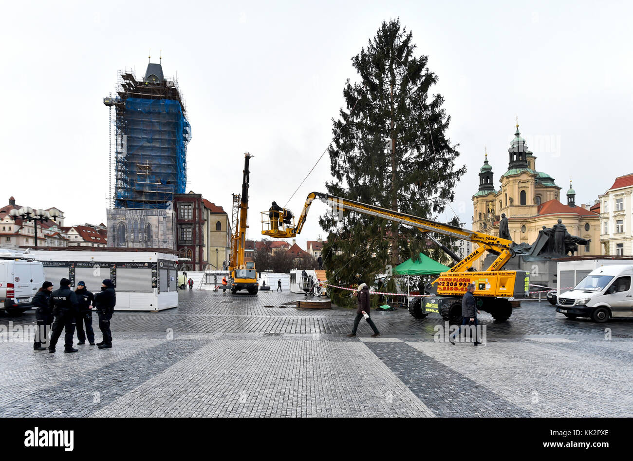 Praga, Repubblica Ceca. 28 novembre 2017. L'albero di Natale di Praga viene installato da specialisti nella Piazza della città Vecchia a Praga, Repubblica Ceca, il 28 novembre 2017. L'abete rosso norvegese (Picea abies) è alto circa 24 metri. L'albero si illuminerà il 2 dicembre. Crediti: Vit Simanek/CTK Photo/Alamy Live News Foto Stock